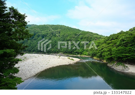 鷹ノ巣大吊り橋から荒川を望む(新潟県) 鷹ノ巣大吊り橋から荒川を望む(新潟県) 133147022