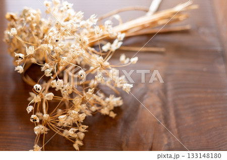 木目テーブルの上｜ドライフラワー 133148180