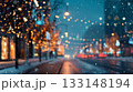 イルミネーションが輝く夜の道路 133148194