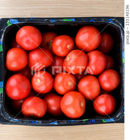 Top view of ripe red tomatoes in black crate. Top view of ripe red tomatoes in black crate. 133148196