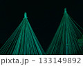 ライトアップされた雪吊り 133149892