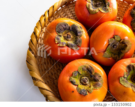 白背景と笊に入った真っ赤な柿 133150902