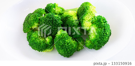 白バックに色鮮やかな茹でたブロッコリー 白バックに色鮮やかな茹でたブロッコリー 133150916