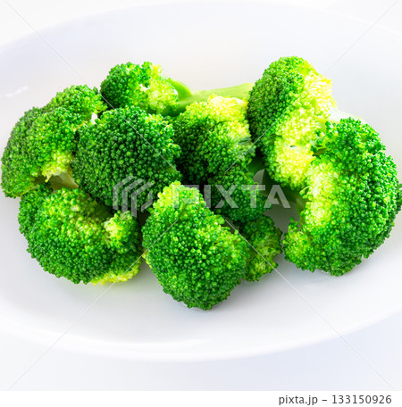 白バックに色鮮やかな茹でたブロッコリー 133150926
