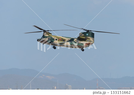 市街地を低空飛行する航空自衛隊CH-47ヘリコプター 133151662