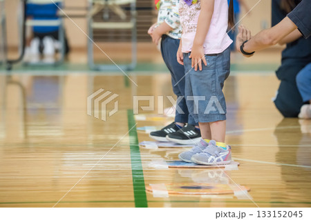 【保育園の運動会　スタートライン】 133152045