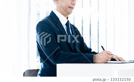 ペンを持つビジネスマン 133152150