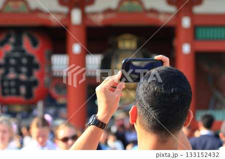 浅草の写真撮影　大提灯の撮影　外国人観光客の浅草観光 133152432