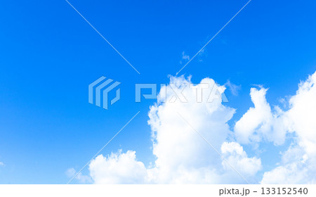 青空と雲のスペースのあるシンプルな風景 133152540