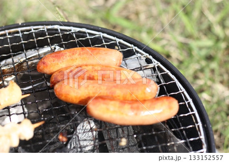 バーベキューで焼いているウインナーソーセージと野菜 133152557