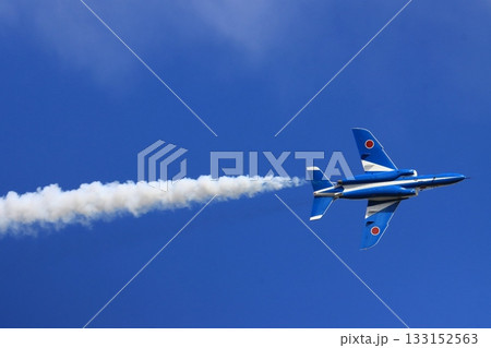 ブルーインパルスの展示飛行　快晴にスモークを曳くブルーインパルス 133152563