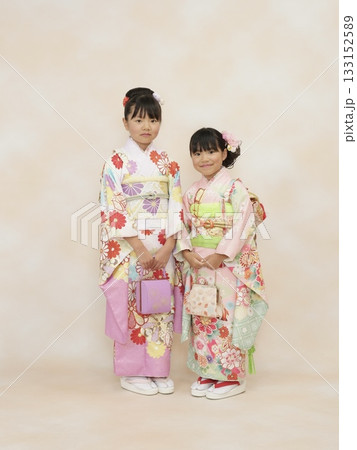 着物を着た姉妹 133152589