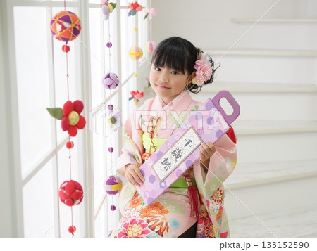 千歳飴を持つ女の子 千歳飴を持つ女の子 133152590