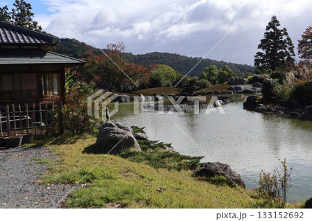 大阪神峯山大門寺の紅葉の始まり 133152692