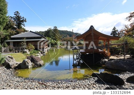 大阪神峯山大門寺の紅葉の始まり 133152694