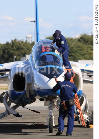 ブルーインパルスの機体を拭き上げる整備員 機体正面 T4 練習機 航空自衛隊 ブルーインパルスの機体を拭き上げる整備員 機体正面 T4 練習機 航空自衛隊 133152841