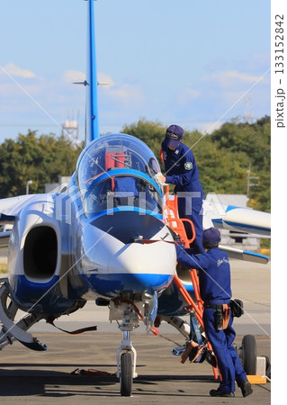 ブルーインパルスの機体を拭き上げる整備員 機体正面 T4 練習機 航空自衛隊 ブルーインパルスの機体を拭き上げる整備員 機体正面 T4 練習機 航空自衛隊 133152842