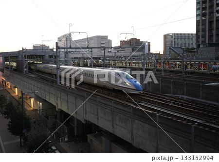 金沢駅から東京方面に向かう北陸新幹線 金沢駅から東京方面に向かう北陸新幹線 133152994