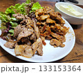 豪快に盛られた肉のある食卓 133153364