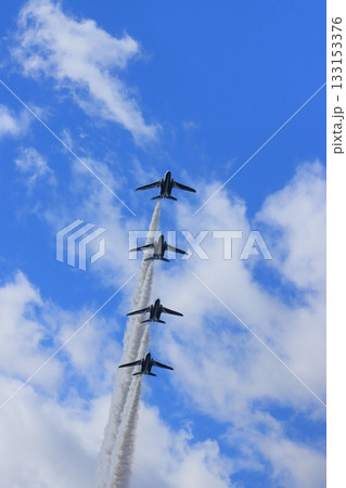 ブルーインパルスの展示飛行 快晴にスモークを曳くブルーインパルス チェンジオーバーループ ブルーインパルスの展示飛行 快晴にスモークを曳くブルーインパルス チェンジオーバーループ 133153376