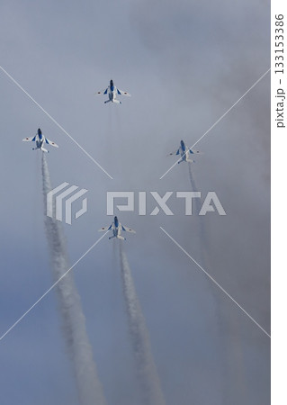 ブルーインパルスの展示飛行 快晴にスモークを曳くブルーインパルス ブルーインパルスの展示飛行 快晴にスモークを曳くブルーインパルス 133153386