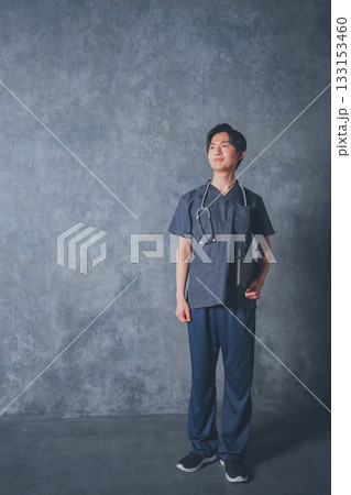 スクラブを着た若い男性医師 スクラブを着た若い男性医師 133153460
