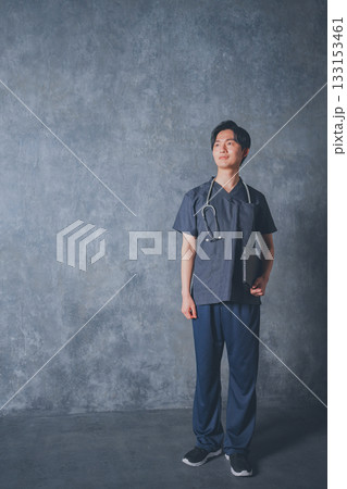 スクラブを着た若い男性医師 133153461
