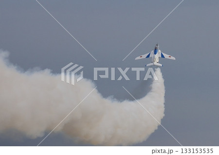 ブルーインパルスの展示飛行　5番機の急上昇 133153535