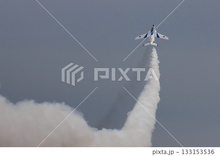 ブルーインパルスの展示飛行　5番機の急上昇 133153536