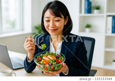 オフィスでヘルシーサラダランチを楽しむビジネス女性 133153584