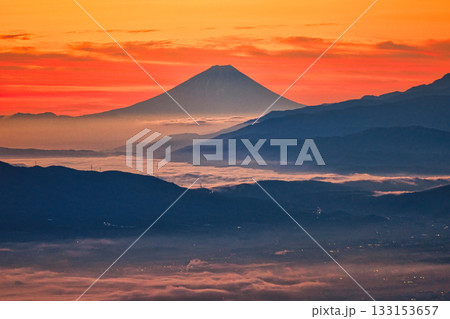 朝焼けの日本の富士山 朝焼けの日本の富士山 133153657