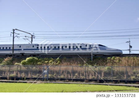 稲刈り後の田園を走る東海道新幹線・秋の風景 133153728