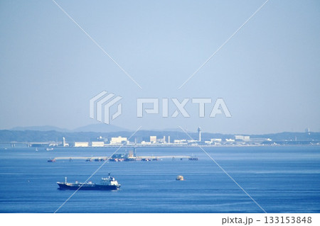 伊勢湾に浮かぶシーバースと中部国際空港の遠景 伊勢湾に浮かぶシーバースと中部国際空港の遠景 133153848