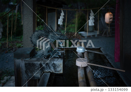 神社の手水舎（龍の手水） 133154099