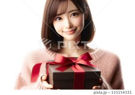 プレゼントを手に持つ若い女性 プレゼントを手に持つ若い女性 133154331