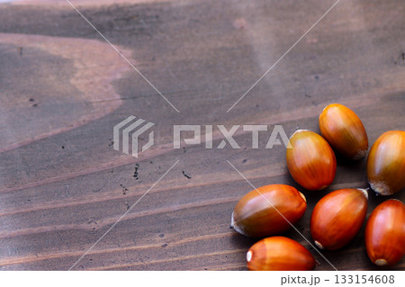 アンティークな木のテーブルとどんぐり アンティークな木のテーブルとどんぐり 133154608