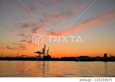 朝焼けに映えるクレーン 朝焼けに映えるクレーン 133154675