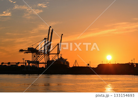 朝日に映えるクレーン 133154693
