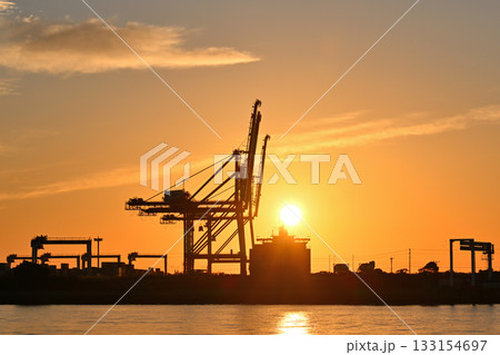 朝日に映えるクレーン 133154697