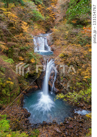 紅葉の西沢渓谷七ッ釜五段の滝 紅葉の西沢渓谷七ッ釜五段の滝 133154767