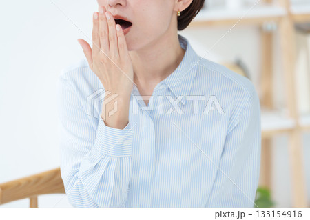 女性の口臭 女性の口臭 133154916