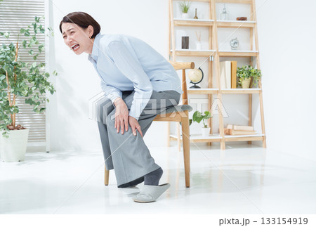 足が攣る女性 足が攣る女性 133154919