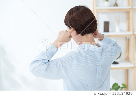 騒音から耳を塞ぐ女性 133154929