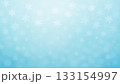 背景（冬）_淡い水色グラデーションと雪の結晶が溶け込んだ冬の背景 133154997