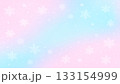 背景（冬）_パステルピンクと水色グラデーションのゆめかわ雪背景（テキストスペースあり） 133154999