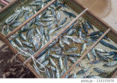 天日干しされる小魚 133155070