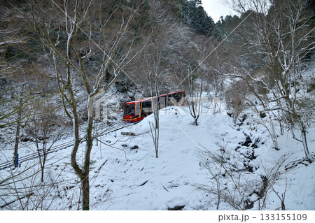 高野山ケーブルの雪景色　【和歌山県高野町】 133155109