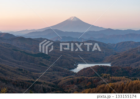 秋の大菩薩嶺から夜明けの富士山 秋の大菩薩嶺から夜明けの富士山 133155174