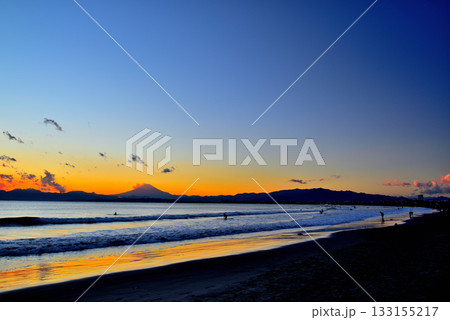 江の島 片瀬西浜・鵠沼海岸から観る富士山の夕景 江の島 片瀬西浜・鵠沼海岸から観る富士山の夕景 133155217