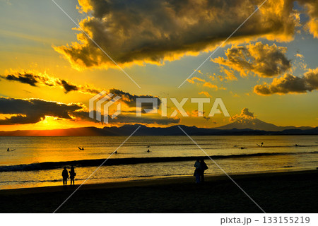 江の島 片瀬西浜・鵠沼海岸から観る富士山の夕景 江の島 片瀬西浜・鵠沼海岸から観る富士山の夕景 133155219